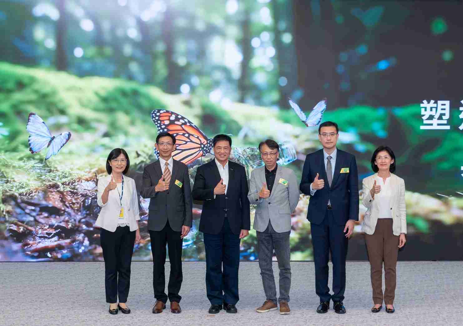 友達2023 CSR共榮大會，，邀請領域專家分享交流生物多樣性管理趨勢、、、無塑產品、、、、海廢永續塑料等議題  （圖左到右：友達光電永續長古秀華、、、3M台灣技術長陳君杰、、、友達光電董事長暨集團策略長彭双浪、、、、光寶科技企業永續發展處處長陳慶暉、、安永聯合會計師事務所執業會計師曾于哲、、、友達光電供應鏈總部副總經理吳宜芳）