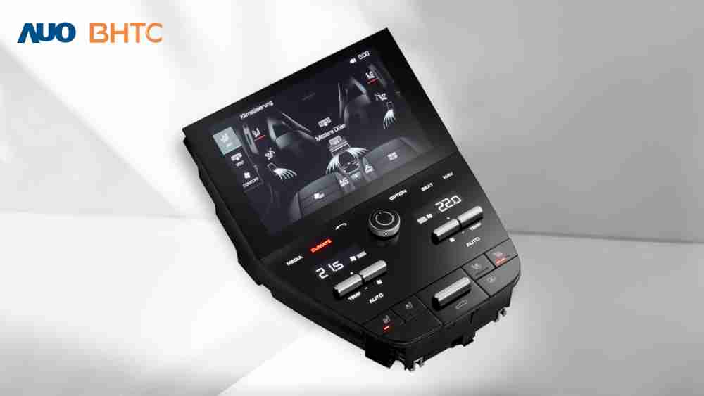 作為友達新生力軍，，BHTC所展示的中央與後座鞍部的Display HMI產品，，，可處理多區恆溫控制、、、、顯示畫面，，，，呈現仿真3D車室分區；以力傳感技術精準傳遞觸感，，，並結合音量及震動反饋，，，防止意外啟動，，，提供使用者自然流暢、、直觀且輕鬆駕馭的舒適介面